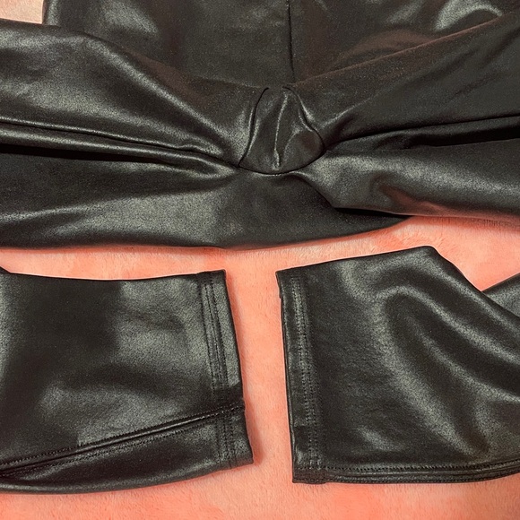 SPANX Leather Look, Black Leggings.
Brand New ~ Never Worn.
The fit is Amazing - Picture 7 of 10